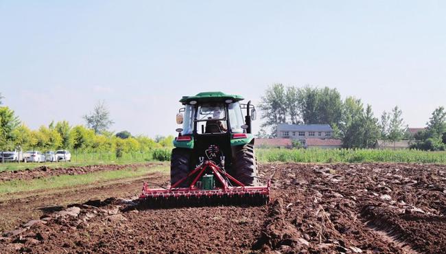 苗橋鎮農機正在為收獲后的土地深翻